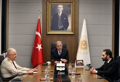 Millî Savunma Bakanı Hulusi Akar ve Beraberindeki TSK Komuta Kademesi, Sanatçı Burak Haktanır ile Bir Araya Geldi 